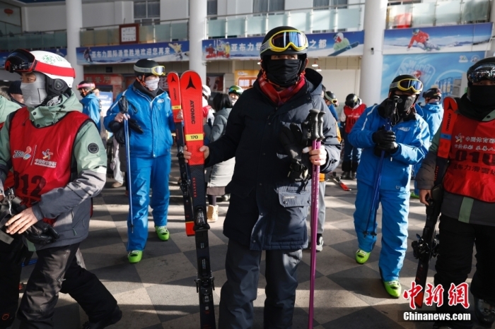 图为1月25日，奥地利驻华大使利肯(中)在亚布力滑雪场滑雪。中新社记者 富田 摄